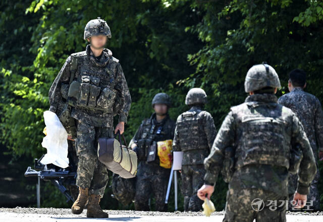 대남 전단 살포용 풍선 잔해물 수거중인 군장병 [포토뉴스]