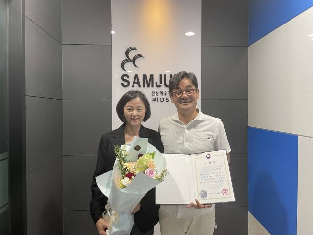 정덕수 초록우산 어린이재단 인천후원회 명예회장(오른쪽)이 보건복지부 장관표창을 수상한 뒤 이서영 본부장과 함께 기념촬영을 하고 있다. 초록우산 어린이재단 제공
