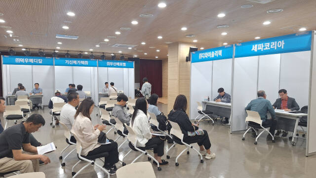 화성시일자리센터가 지난 27일 화성시립남양도서관에서 소규모 일자리박람회를 성황리에 개최했다. 화성상공회의소 제공