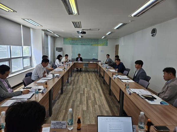 경기도 노사민정협의회와 삼성전자㈜, SK하이닉스㈜, LG전자㈜, ㈜포스코DX, 기아AL화성, 한국후꼬꾸㈜가 지난 28일 경기도 노사민정협의회 사무국에서 제1회 '대·중소기업 탄소중립산업안전 거버넌스 구축 추진협의회'를 개최했다. 사진은 추진협의회 현장 모습. 경기도 노사민정협의회 제공