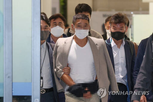김성태 전 쌍방울그룹 회장의 해외도피를 현지에서 도운 수행비서 박모씨가 지난해 2월7일 오전 인천국제공항 제1여객터미널을 통해 입국하고 있다. 연합뉴스