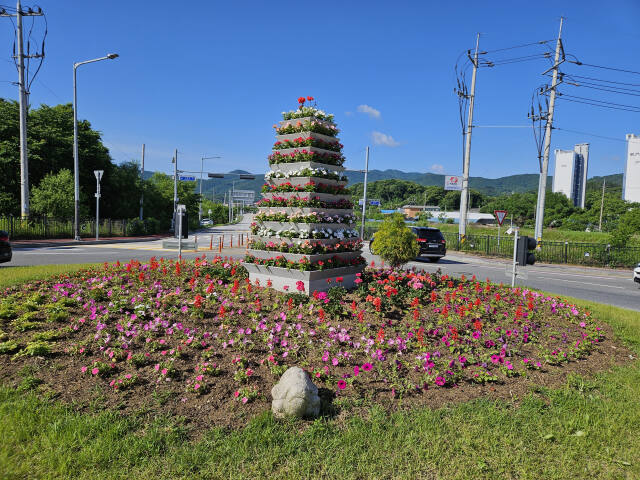 양평군 양근대교 남단교차로(남양평 IC) 앞에 조성된 화단. 양평군 제공