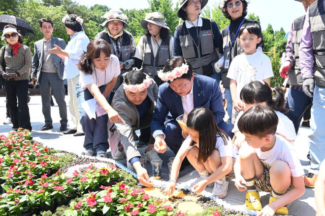 조용익 부천시장과 아이들이 꽃길을 만들고 있다. 부천시 제공.