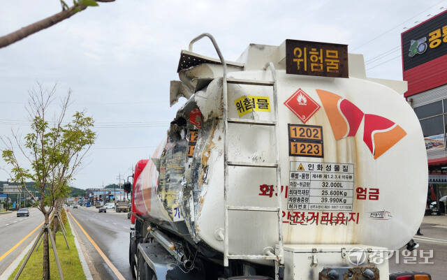 30일 오전 11시50분께 화성시 남양읍 한 도로에서 덤프트럭과 유조차가 추돌하는 사고가 발생했다. 김도균기자
