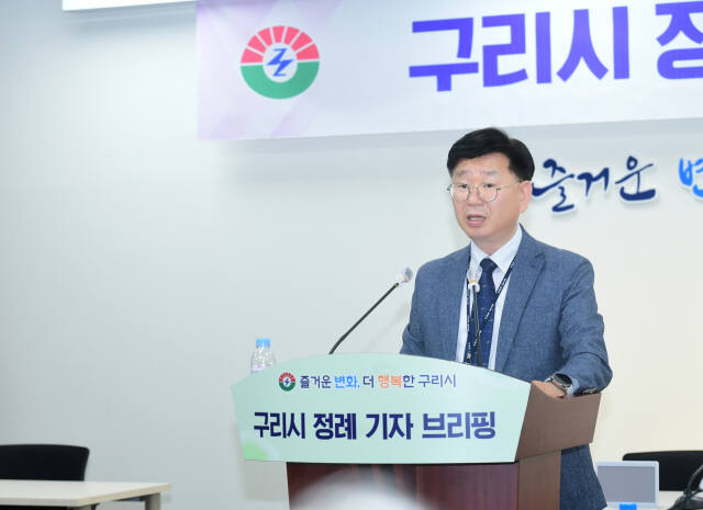 임재춘 구리시 홍보협력담당관이 30일 시청 종합상황실에서 정례 브리핑을 열고 4대 정책을 발표하고 있다.권순명기자