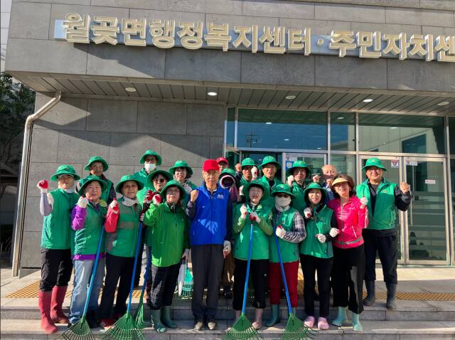 월곶면 남‧녀새마을협의회 회원들이 도로환경정비에 앞서 기념촬영을 하고 있다. 김포시 제공