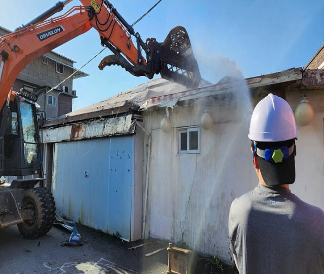 파주시가 연풍리 성매매집결지 내 불법 건축물 소유자 A씨가 직접 자진 철거 의사를 밝혀 철거작업을 진행 중이다. 파주시 제공