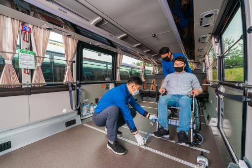 서울시가 운영하는 장애인 관광버스에 휠체어를 탄 장애인 승객이 타고 있다. 서울시 제공