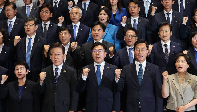 더불어민주당 이재명 대표와 박찬대 원내대표를 비롯한 22대 국회의원들이 30일 오후 서울 여의도 국회 중앙홀 계단에서 열린 의원총회에서 "실천하는 개혁국회, 행동하는 민주당"이라고 구호를 외치고 있다. 연합뉴스