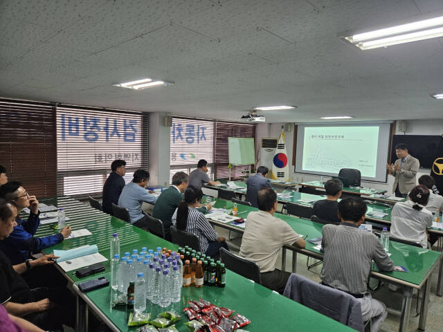 경기도 노사민정협의회는 지난 29일 '제1회 대‧중소기업 연계를 통한 산업안전 기술‧전파 확산 교육'을 개최했다. 사진은 참석자들이 교육을 받고 있는 모습. 경기도 노사민정협의회 제공