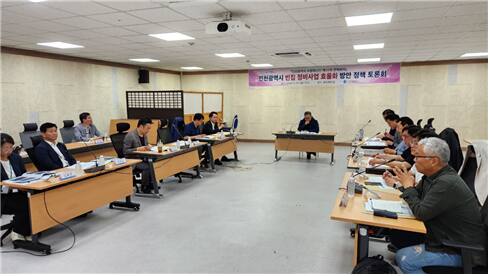 31일 인천 남동구 구월동 인천시청 공감회의실에서 ‘인천시 빈집 정비사업 효율화 방안 정책 토론회’가 열리고 있다. 인천시 제공
