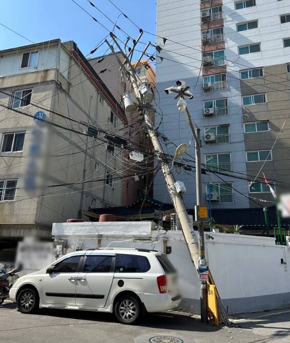 31일 경기 의정부시 의정부동의 한 도로에서 전신주가 쓰러지는 사고가 발생했다. 경기도북부소방재난본부 제공
