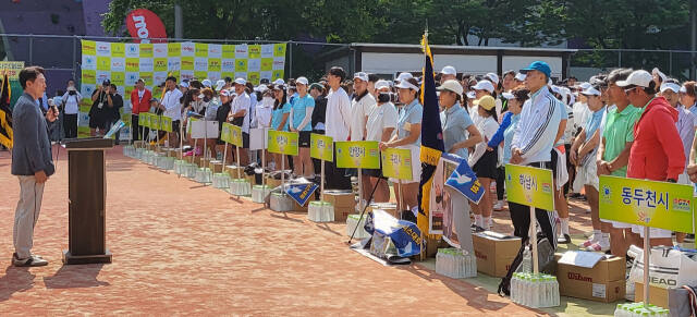 2024 경기도지사기 생활체육테니스대회가 1일 오전 안양종합운동장 테니스장에서 개회식을 갖고 이틀간 열전에 돌입했다.황선학기자