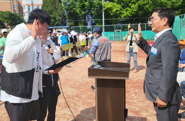 2024 경기도지사기 생활체육테니스대회에 참가한 남녀 선수대표가 김녹중 대회장에게 동호인 다짐을 하고 있다.황선학기자