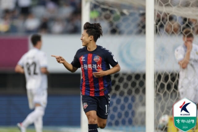 1일 수원종합운동장서 열린 프로축구 K리그1 인천전서 전반 26분 선제골을 기록한 수원FC 이승우가 환호하고 있다.한국프로축구연맹 제공