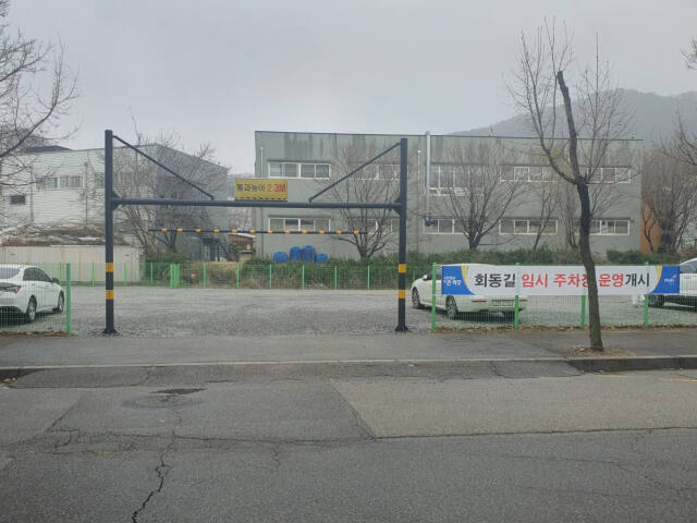 파주시가 자투리땅을 활용한 소규모 주차장을 늘려 적재적소에 공급할 방침이다. 사진은 자투리 땅에 설치된 공영주차장. 파주시 제공