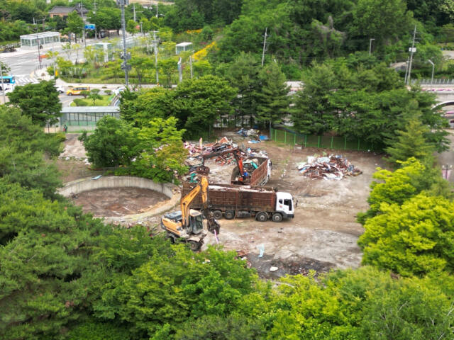 부천종합운동장 내 불법 점유 놀이시설들이 철거되고 있다. 김종구기자