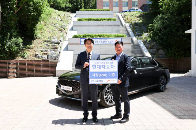 현대자동차 남부하이테크센터 이충우 센터장(왼쪽)이 세경고 장계홍교장에게 이 학교 미래자동차과 실습용 제네시스 G90 기증하고 있다. 세경고제공
