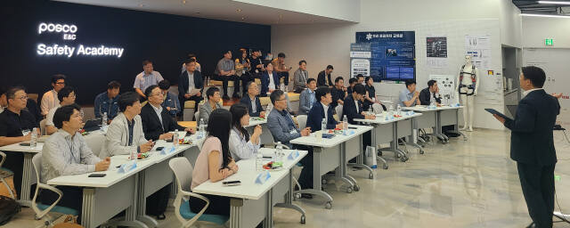 인천 연수구 포스코이앤씨의 송도 글로벌R&amp;D센터 열린 스마트건설 얼라이언스 ‘스마트안전’ 기술교류회에 참여한 관계자들이 토론을 하고 있다. 포스코이앤씨 제공