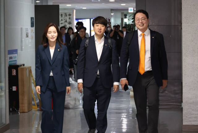개혁신당 이준석, 이주영, 천하람 의원이 30일 서울 여의도 국회 의원회관 내 의원실을 향해 걸어가고 있다. 연합뉴스
