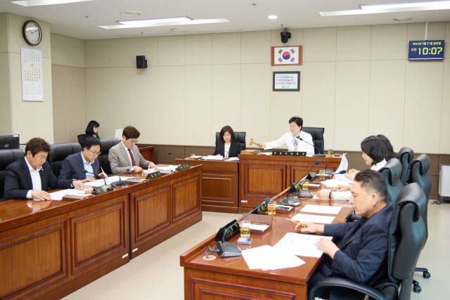 31일 오전 용인특례시의회 의회운영위원회 회의실에서 열린 회의에서 위원들이 제283회 제1차 정례회 개회에 대한 안건을 논의하고 있다. 용인특례시의회 제공