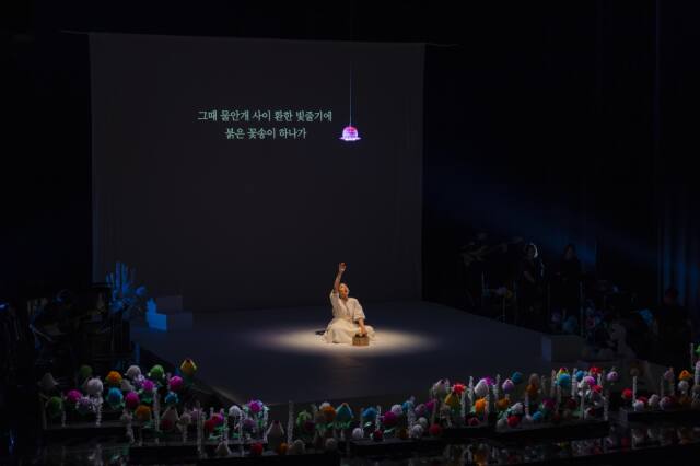 오는 14일과 15일 정조테마공연장에서 판소리극 ‘종이꽃밭 : 두할망본풀이’ 열리는 가운데 지난해 무대의 모습. 국립극장 제공