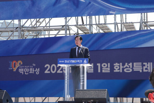 지난달 31일 화성 전곡항에서 열린 제14회 화성 뱃놀이 축제 개막식에서 정명근 화성시장이 축제 개막을 선포하고 있다. 화성시 제공