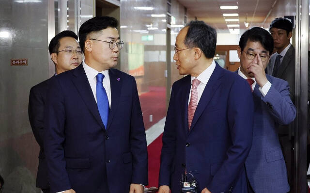 22대 국회 ‘원 구성 협상’에 나선 박찬대(왼쪽) 민주당 원내대표와 추경호 국민의힘 원내대표. 연합뉴스