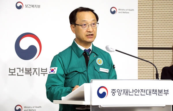 전병왕 중대본 제1통제관(보건복지부 보건의료정책실장)이 3일 오전 정부세종청사에서 열린 의사 집단행동 중앙재난안전대책본부 회의 결과를 설명하고 있다. 연합뉴스
