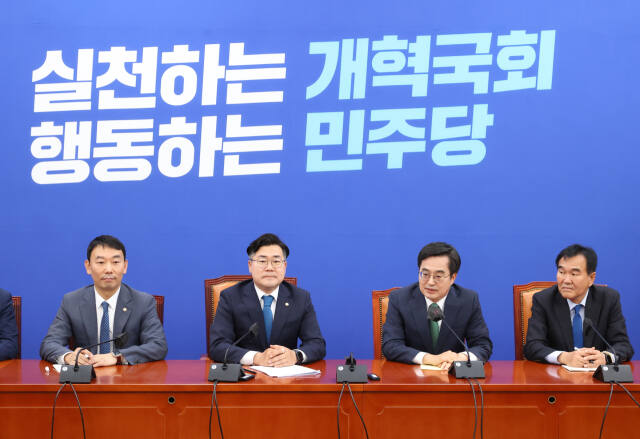 3일 김동연 경기도지사가 여의도 국회에서 박찬대 더불어민주당 원내대표를 만나 대화를 나누고 있다. 경기도 제공