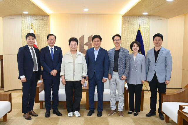 1일 부천시청에서 열린 한문철 변호사 초청 강연 행사에서 조용익 부천시장(왼쪽 네번째)과 전영욱 GS파워 상무(왼쪽 두번째), 한문철 변호사(왼쪽 세번째) 등 내빈들이 기념사진을 찍고 있다. GS파워 제공