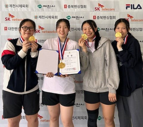 제62회 전국남녀종별펜싱선수권대회 여고 에페 단체전서 우승한 화성 향남고 선수단.향남고 제공