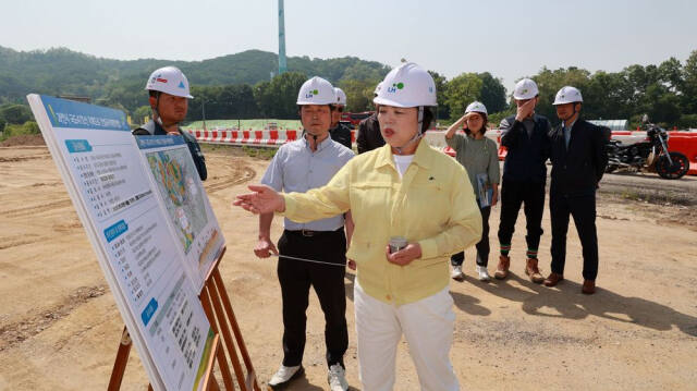 신계용 과천시장이 국도47호선 우회도로 건설현장을 찾아 공사 진행상황을 점검하고 있다. 과천시 제공