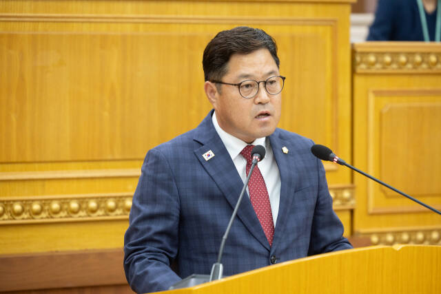 김현수 의원이 제368회 정례회 제1차 본회의에서 대표발의한 ‘학생 운동선수 최저학력제도 개선 촉구 건의안’에 대해 제안설명을 하고 있다. 양주시의회 제공
