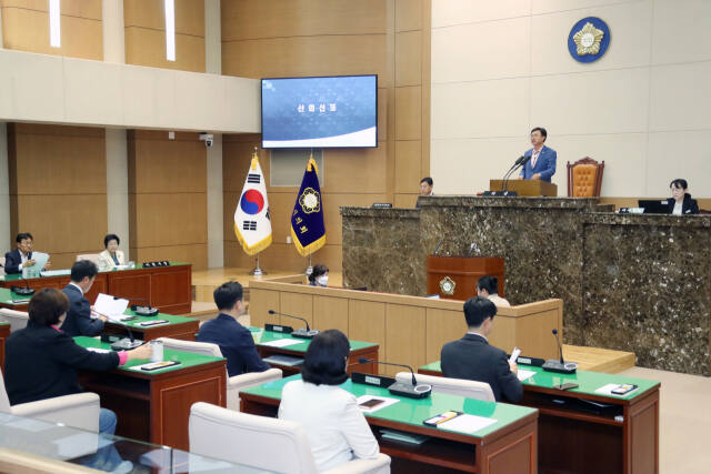 이천시의회 김하식 의장이 3일 전반기 마지막 의사일정 시작하는 인사말을 하고 있다. 사진=이천시의회
