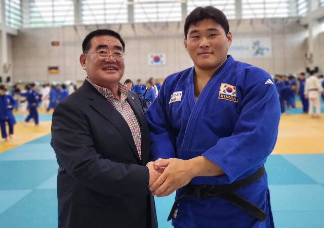 한국 선수로는 최초로 세계유도선수권대회 최중량급 우승을 차지한 조용철 대한유도회장(왼쪽)과 39년 만에 두 번째로 정상에 오른 김민종 선수가 만나 두 손을 맞잡으며 올림픽 우승 결의를 하고 있다.황선학기자