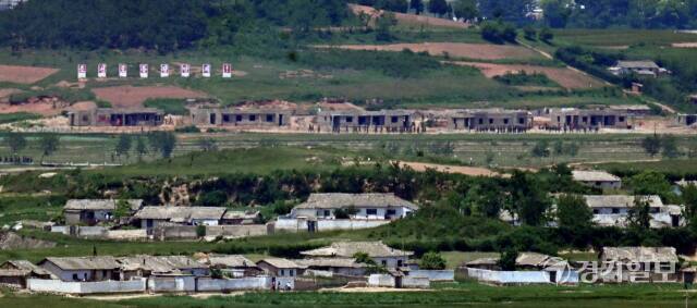 지난달 27일 오후 인천 강화군 강화평화전망대에서 바라본 황해북도 개풍군 북한군 막사 앞에 북한군 병력이 집결하고 있는 모습. 사진은 기사 본문과 구체적인 관련 없음. 경기일보 DB