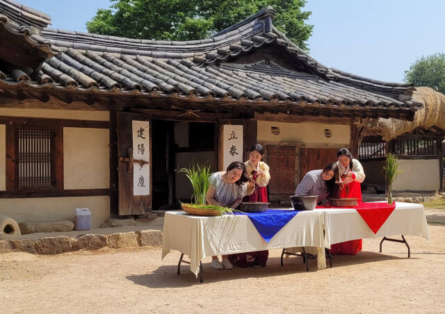창포물에 머리 감기 시연. 국립민속박물관 제공