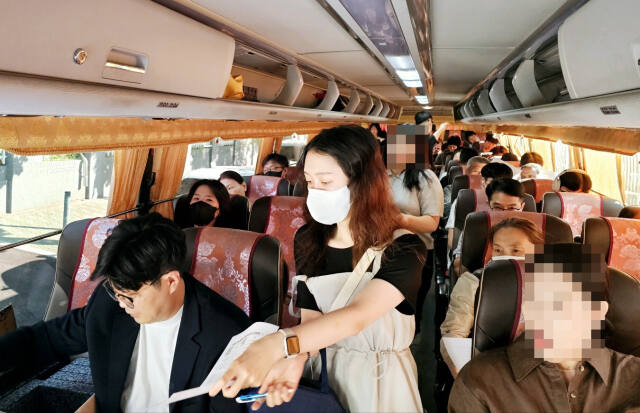 인천 남동경협이 최근 남동국가산업단지 무료 통근 버스 이용자 대상으로 이용 만족도 조사를 하고 있다. 남동경협 제공