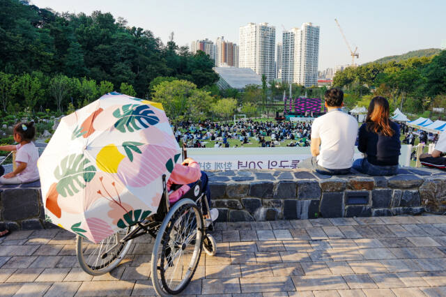 지난해 9월 ‘영통구 그린 하모니 콘서트’가 영흥수목원에서 개최돼 시민들이 자유롭게 관람하고 있다. 수원특례시 제공