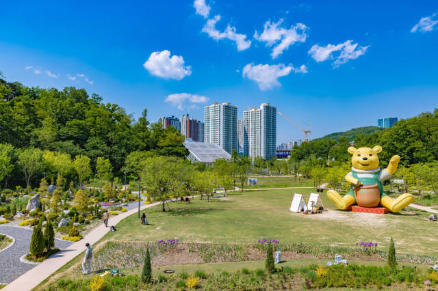 곰돌이 푸 모양의 대형 풍선이 잔디광장에 설치된 일월수목원 전경. 수원특례시 제공