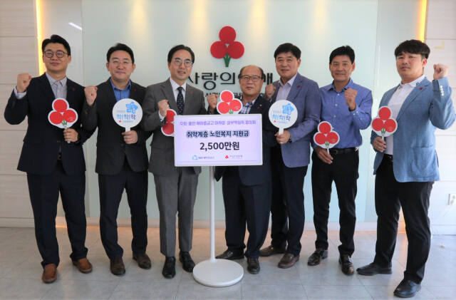 4일 오후 경기 사랑의열매 사무처에서 유창헌 새마을금고 수원·용인시 실무책임자협의회 간사, 김경태 수원·용인시 새마을금고 이사장협의회 부회장, 김효진 경기 사랑의열매 사무처장, 최덕헌 수원·용인시 새마을금고 이사장협의회장, 김성태 수원·용인시 새마을금고 이사장협의회 간사, 김건호 새마을금고 수원·용인시 실무책임자협의회 회장, 김기봉 새마을금고 중앙회 경기지역본부 차장(왼쪽부터)이 성금 전달식을 마친 뒤 기념촬영을 하고 있다. 경기 사랑의열매 제공.