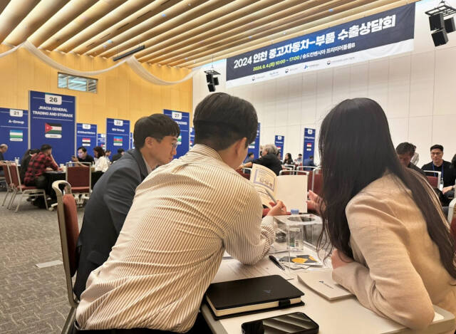 수출 상담을 하고 있는 IPA 직원들. IPA 제공