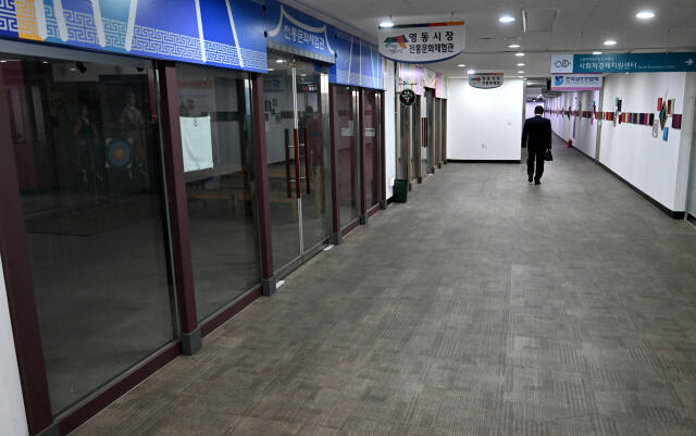 영동시장 3층 전통문화체험관. 문이 잠겨있지만, 별다른 안내문이 없어 내부를 들여다봐야만 구경이 가능하다. 김시범기자