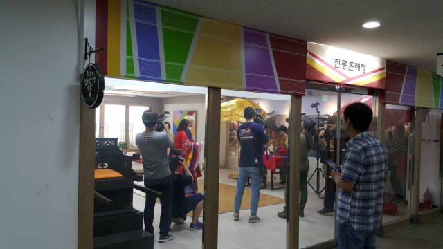 지난 2018년 KBS ‘6시 내고향’에서는 “데이트 코스로 딱 좋은 시장”이라며 전통혼례청을 소개하기도 했다. 수원 영동시장상인회 제공
