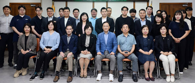 의정부시의회 최정희 의장(앞줄 왼쪽에서 4번째)과 의원들이 의원 전문성 및 역량강화 교육을 마친 뒤 기념촬영하고 있다. 의정부시의회 제공