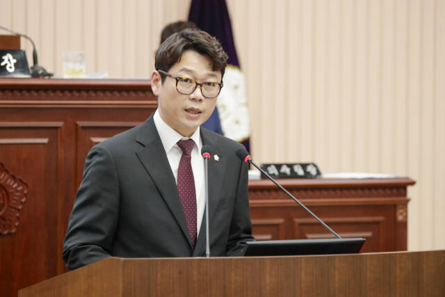 구리시의회 제336회 제1차 본회의에서 김용현·정은철 의원이 공동발의한 지역상품 우선 구매에 관한 조례안에 관련해 김용현 의원이 설명하고 있다.김용현 의원 제공