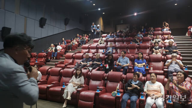4일 오후 GCV평택고덕점에서 영화 상영에 앞서 소태영 경기남부하나센터장이 인사말을 하고 있다. 최해영기자