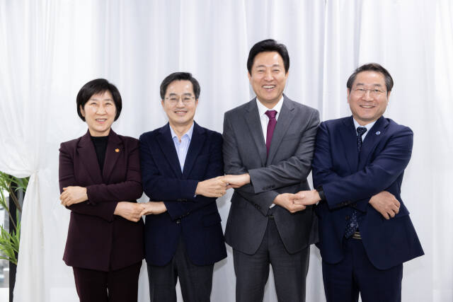 서울 노들섬에서 열린 '수도권매립지 4자 협의체'에서 한화진 환경부장관(왼쪽부터), 김동연 경기도지사, 오세훈 서울시장, 유정복 인천시장이 기념촬영을 하고 있다. 시 제공