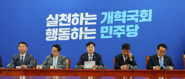 더불어민주당 박찬대 원내대표가 4일 서울 영등포구 국회에서 열린 원내대책회의에서 발언하고 있다. 연합뉴스